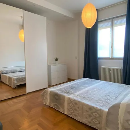 The Sunrise - Central In With Balcony Apartment