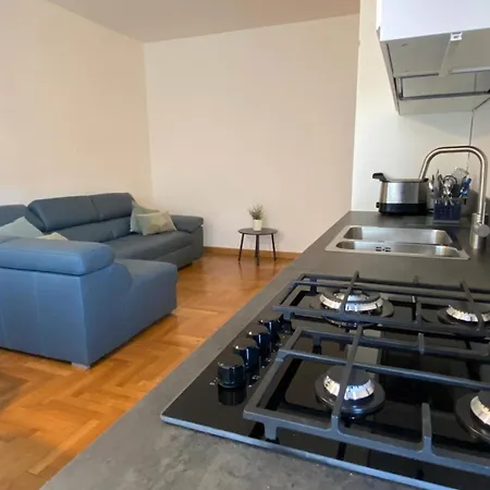 The Sunrise - Central In With Balcony Apartment