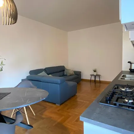 The Sunrise - Central In With Balcony Apartment *
