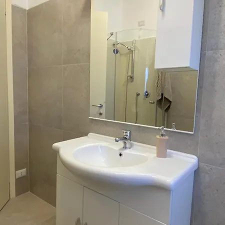 The Sunrise - Central In With Balcony Apartment Como