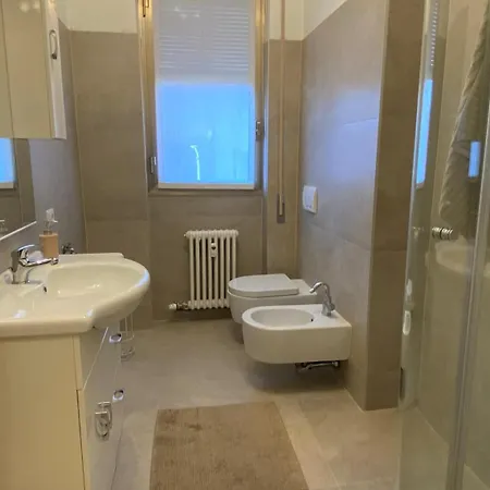 The Sunrise - Central In With Balcony Apartment